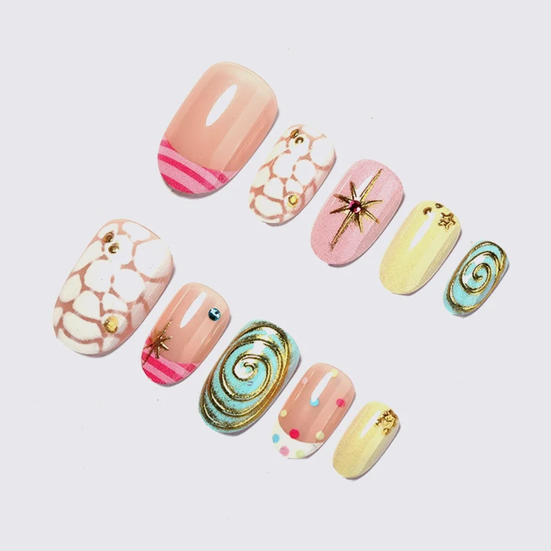 Kunstnagelset mit kreativen Designs und funkelnden Verzierungen Brehn