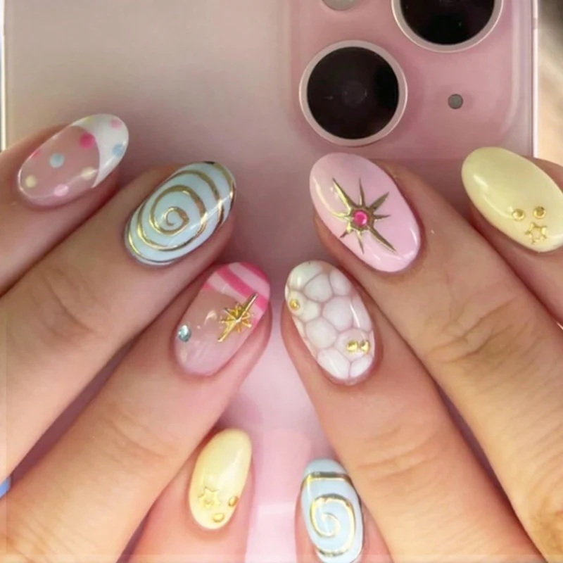 Kunstnagelset mit kreativen Designs und funkelnden Verzierungen Brehn