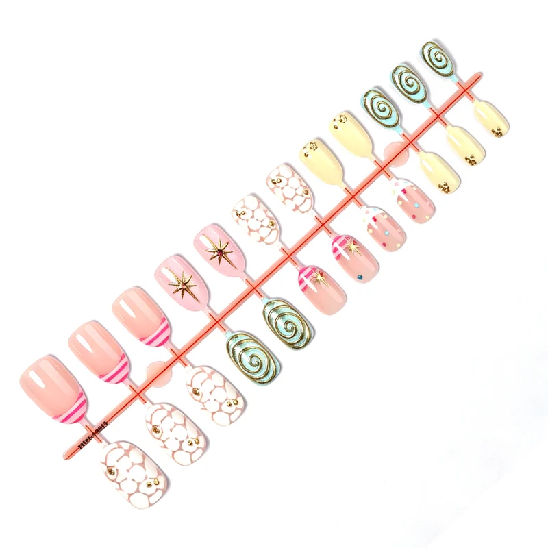 Kunstnagelset mit kreativen Designs und funkelnden Verzierungen Brehn