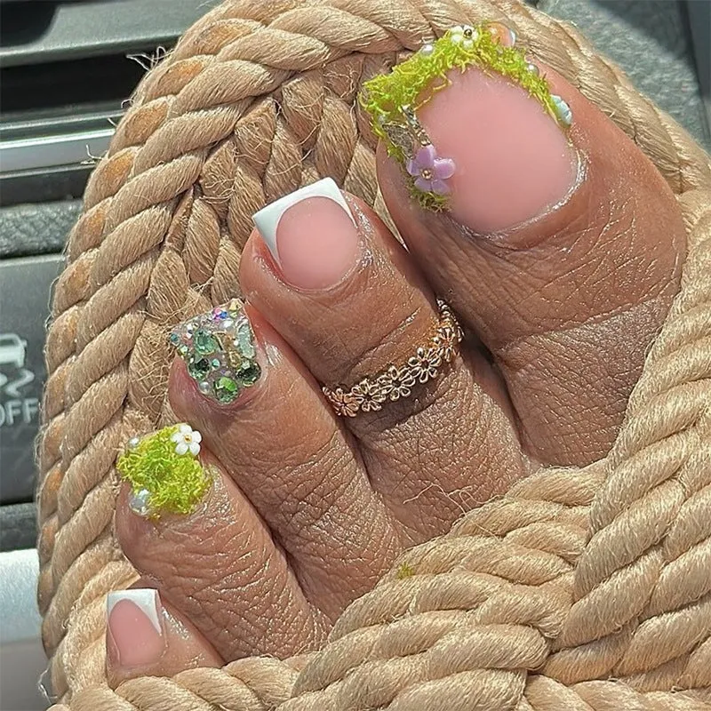Kunstnagelset mit kreativen Blüten- und Kristallmotiven Brehn