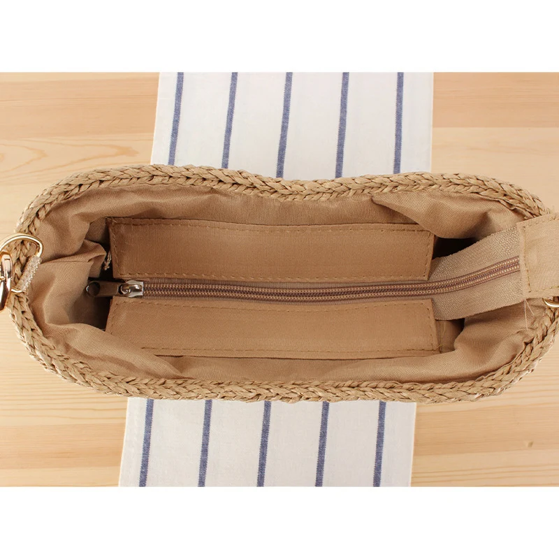 Stilvolle Handtasche aus geflochtenem Naturmaterial mit exklusiven Kettenakzenten Skanto