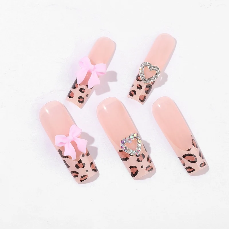 Kunstnagelset mit luxuriösem Leopardenmuster und eleganten Akzenten Brehn