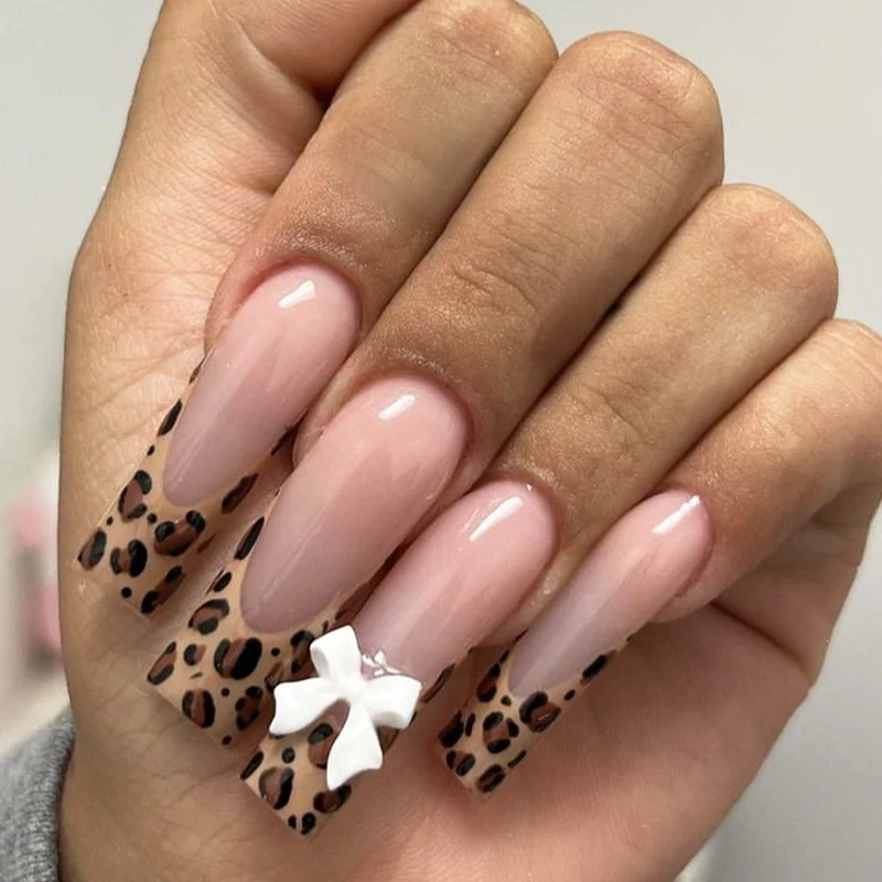 Kunstnagelset mit luxuriösem Leopardenmuster und eleganten Akzenten Brehn