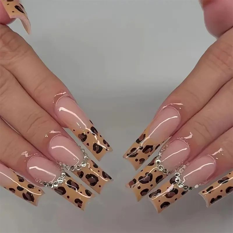 Kunstnagelset mit luxuriösem Leopardenmuster und eleganten Akzenten Brehn