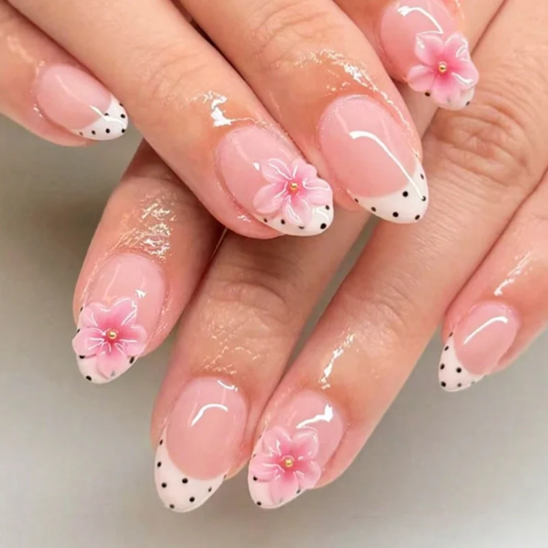 Kunstnagelset mit floralem und gepunktetem Design Brehn