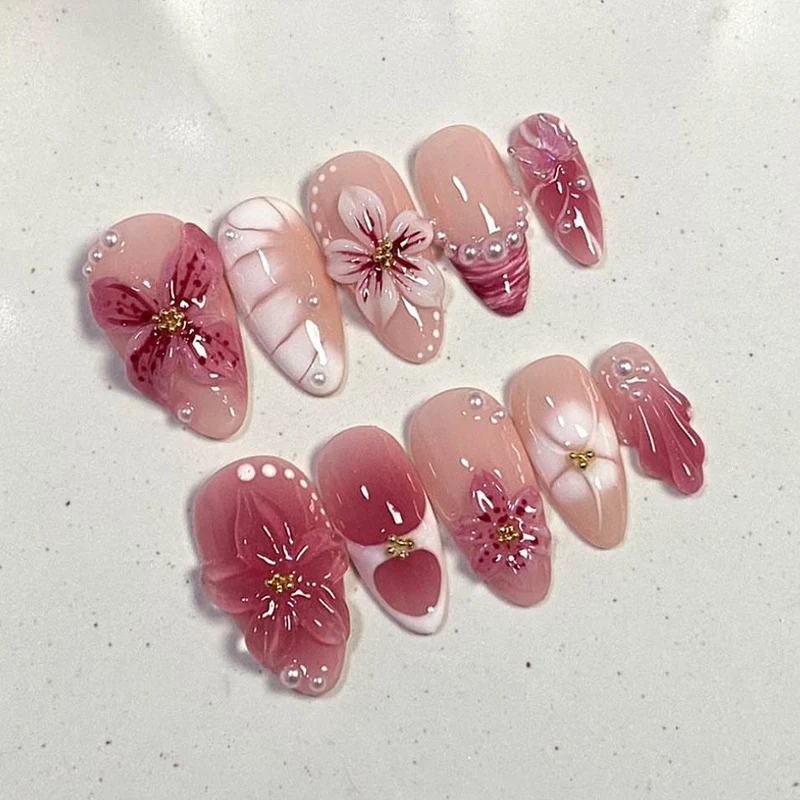 Kunstnagelset mit floralem Design und Glitzerakzenten Brehn