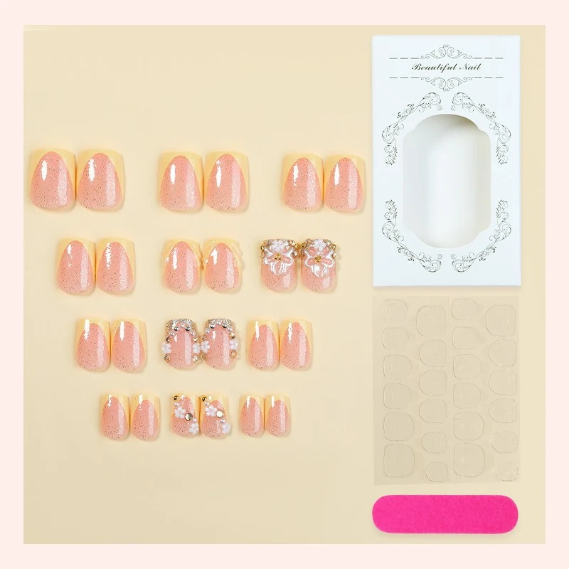 Kunstnagelset mit floralem Design und glamourösen Verzierungen Brehn