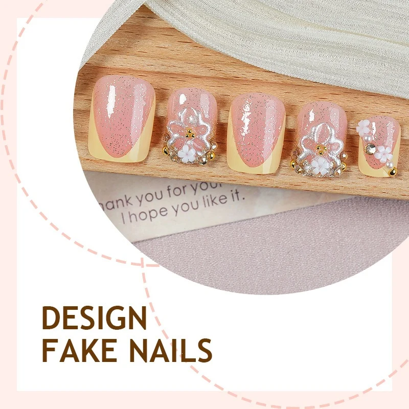 Kunstnagelset mit floralem Design und glamourösen Verzierungen Brehn