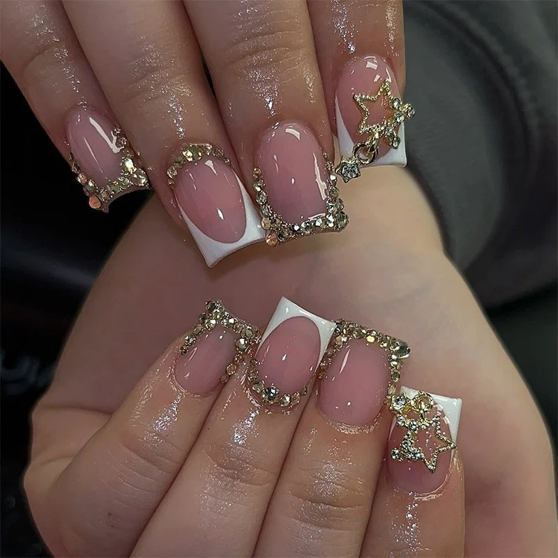 Kunstnagelset mit floralem Design und glamourösen Verzierungen Brehn