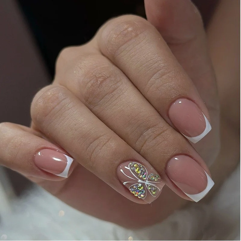 Kunstnagelset mit floralem Design und glamourösen Verzierungen Brehn