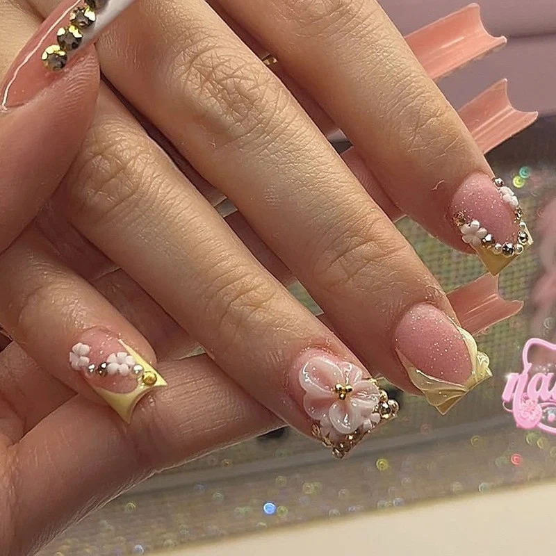 Kunstnagelset mit floralem Design und glamourösen Verzierungen Brehn