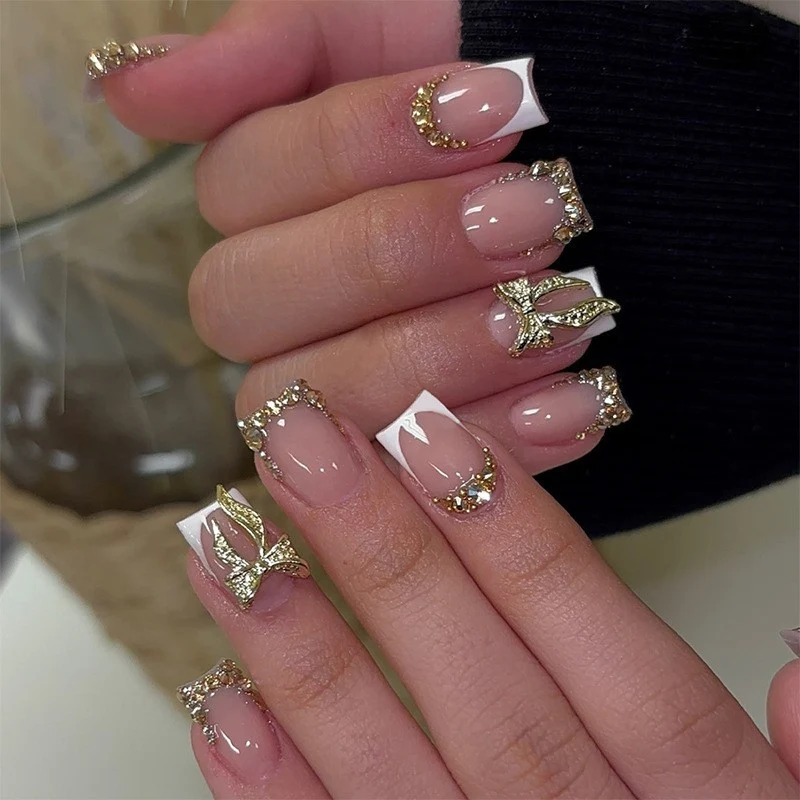 Kunstnagelset mit floralem Design und glamourösen Verzierungen Brehn