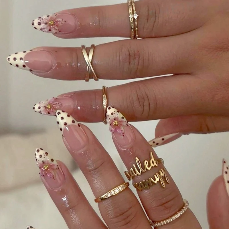 Kunstnagelset mit floralem Design und eleganten Punkten Brehn