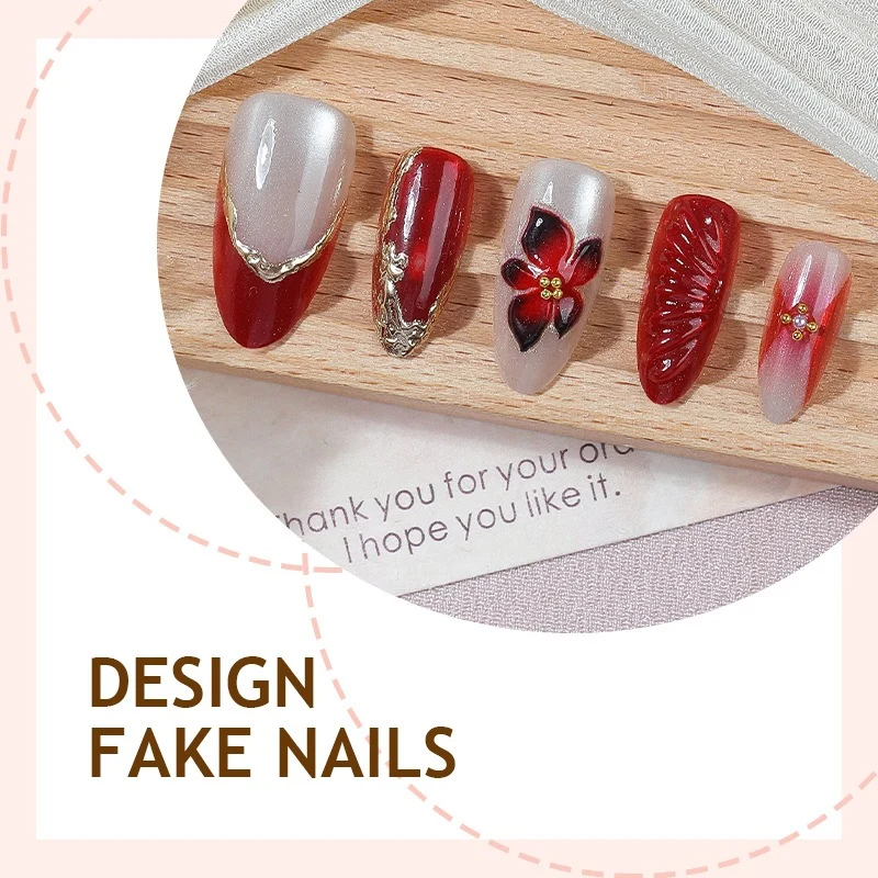 Kunstnagelset mit floralem Design und eleganten Glitzerdetails Brehn