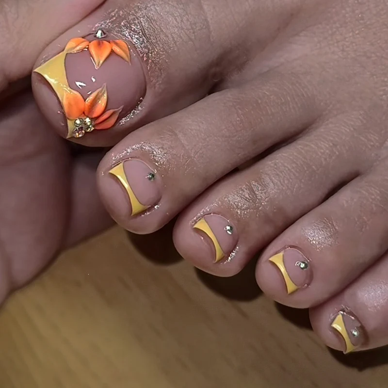 Kunstnagelset mit floralem Design und eleganten Akzenten Brehn