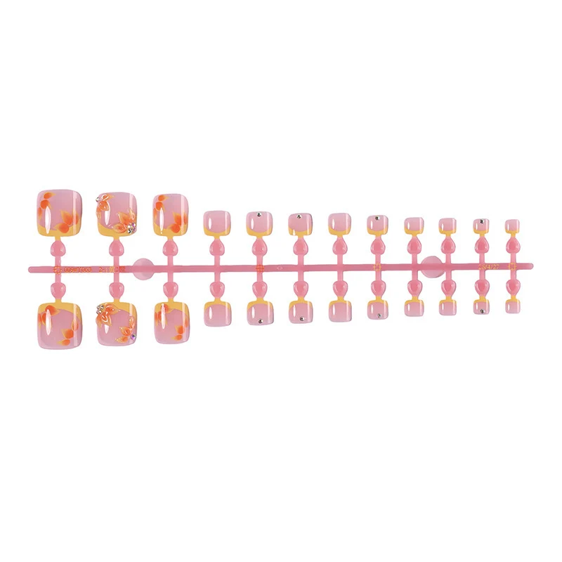 Kunstnagelset mit floralem Design und eleganten Akzenten Brehn