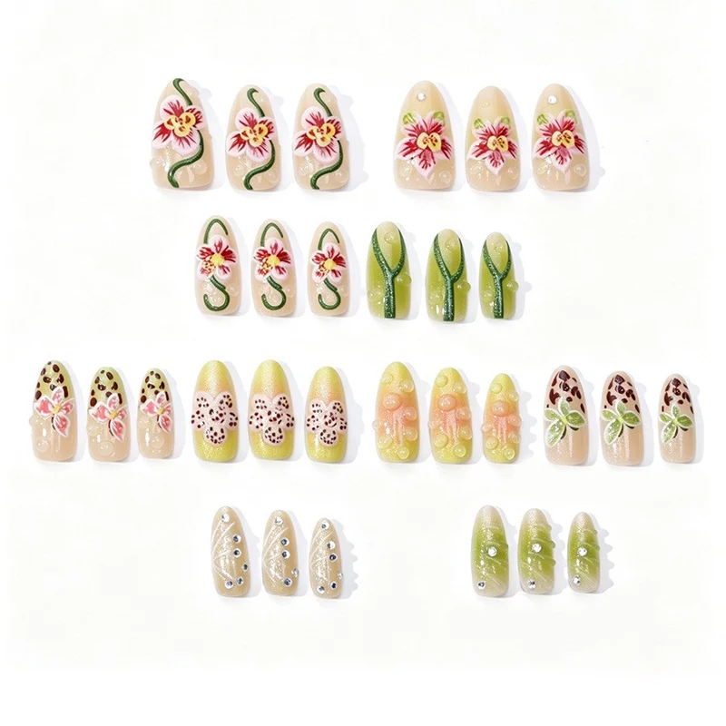 Kunstnagelset mit floralem Design und Akzenten Brehn
