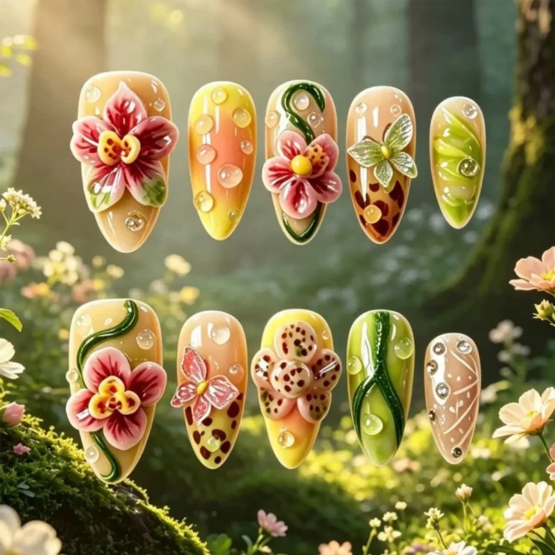 Kunstnagelset mit floralem Design und Akzenten Brehn