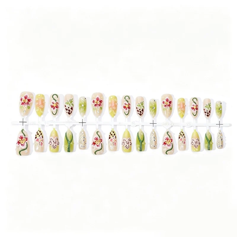 Kunstnagelset mit floralem Design und Akzenten Brehn