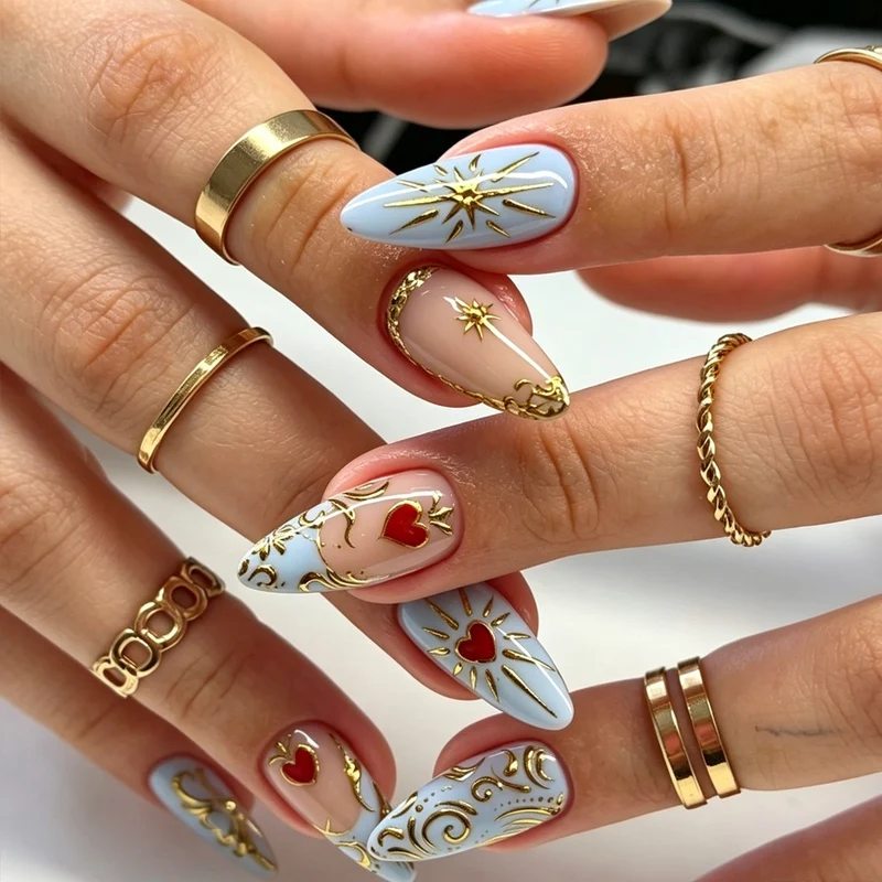 Kunstnagelset mit filigranen goldenen Akzenten und romantischen Herzmotiven Brehn