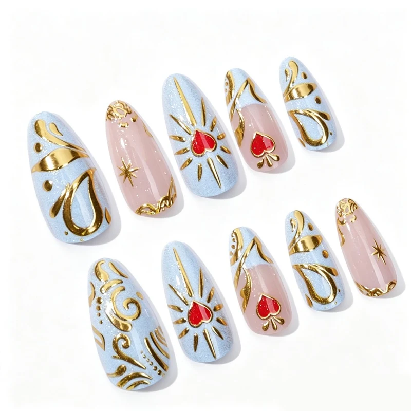 Kunstnagelset mit filigranen goldenen Akzenten und romantischen Herzmotiven Brehn