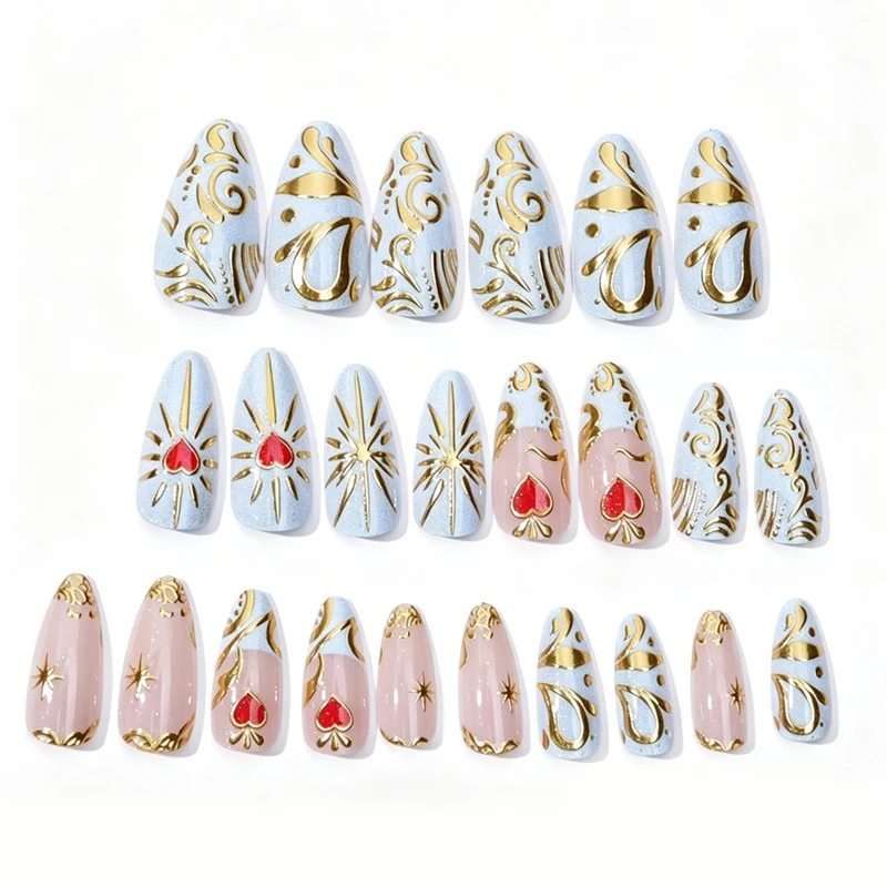 Kunstnagelset mit filigranen goldenen Akzenten und romantischen Herzmotiven Brehn