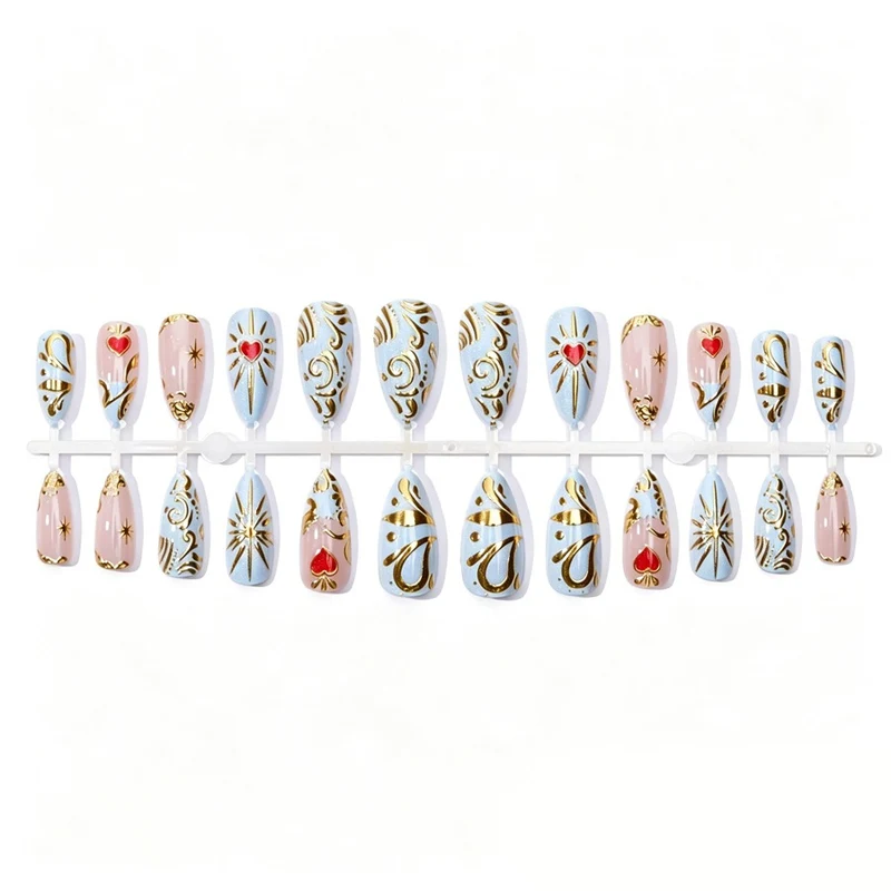 Kunstnagelset mit filigranen goldenen Akzenten und romantischen Herzmotiven Brehn