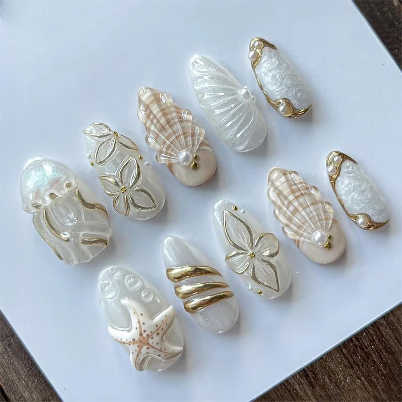 Kunstnagelset mit filigranen Goldakzenten und eleganten Designs Brehn