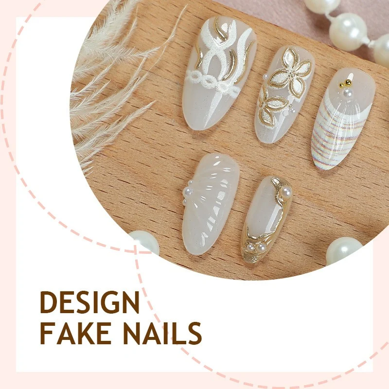 Kunstnagelset mit filigranen Goldakzenten und eleganten Designs Brehn