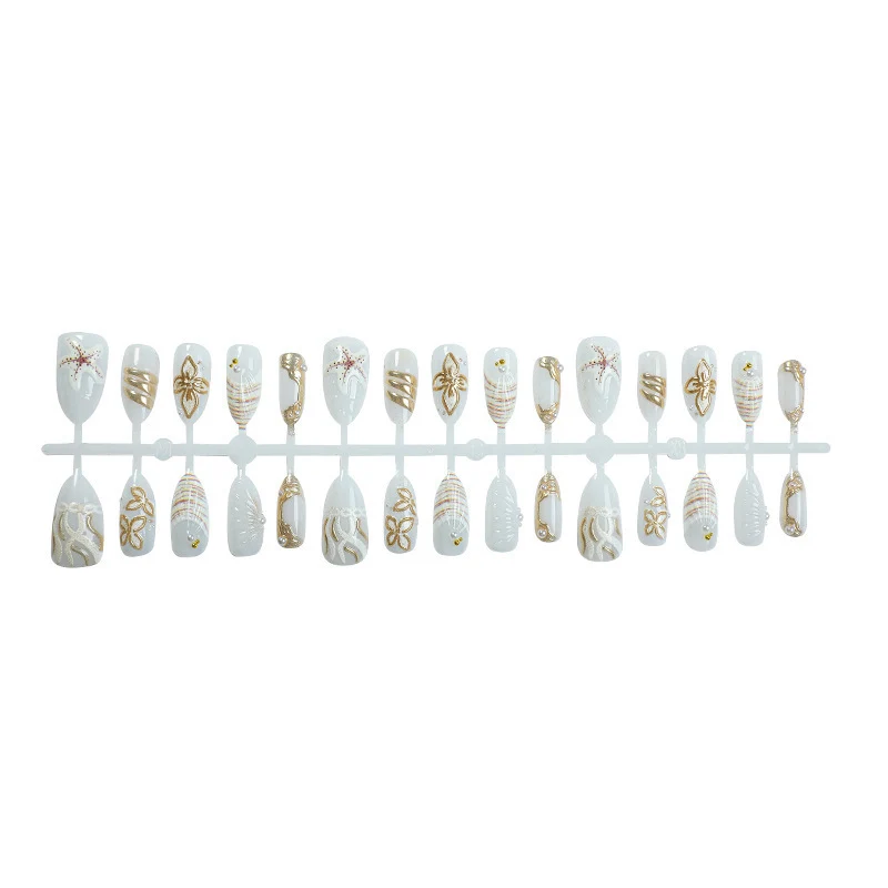 Kunstnagelset mit filigranen Goldakzenten und eleganten Designs Brehn