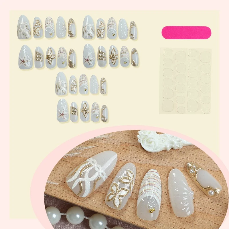 Kunstnagelset mit filigranen Goldakzenten und eleganten Designs Brehn