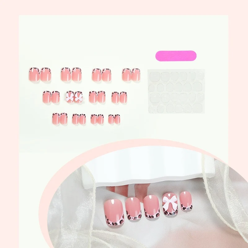 Kunstnagelset mit filigranen Designs und glamourösen Akzenten Brehn