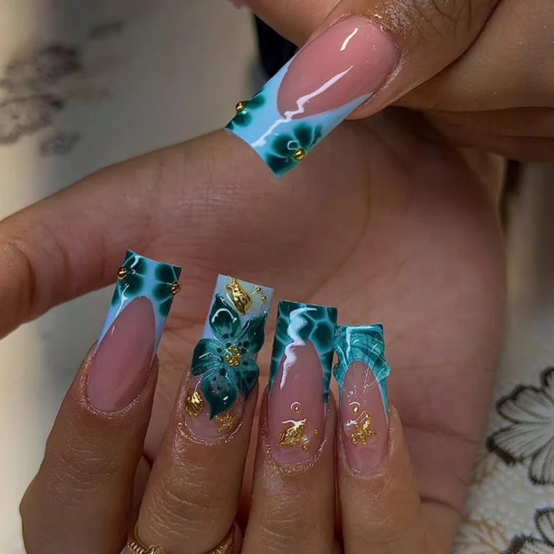 Kunstnagelset mit kreativen 3D-Blüten- und Glitzerelementen Brehn