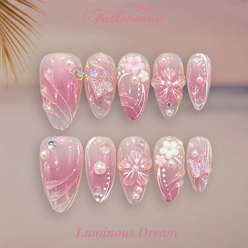 Kunstnagelset mit luxuriösem Design und zarten Blütenakzenten Brehn