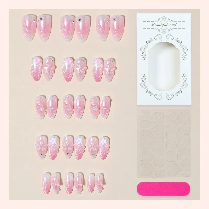 Kunstnagelset mit luxuriösem Design und zarten Blütenakzenten Brehn