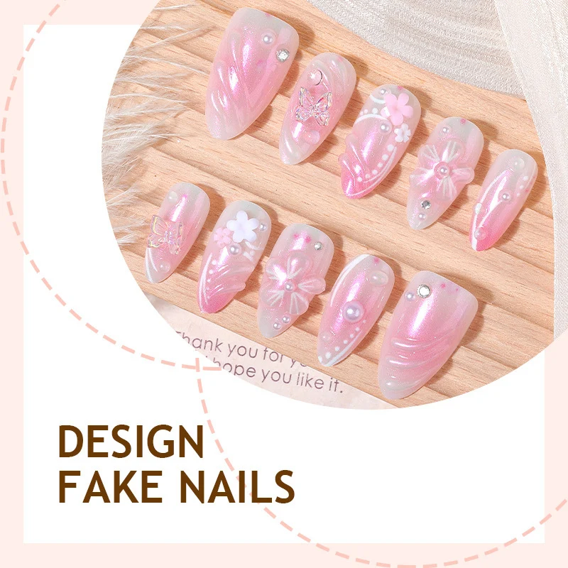 Kunstnagelset mit luxuriösem Design und zarten Blütenakzenten Brehn