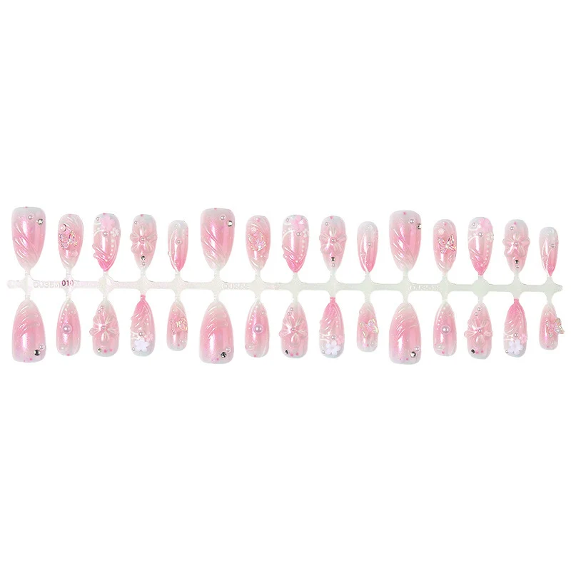 Kunstnagelset mit luxuriösem Design und zarten Blütenakzenten Brehn