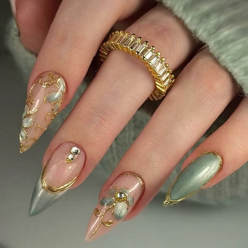 Kunstnagelset mit eleganten Schmucksteinen Brehn