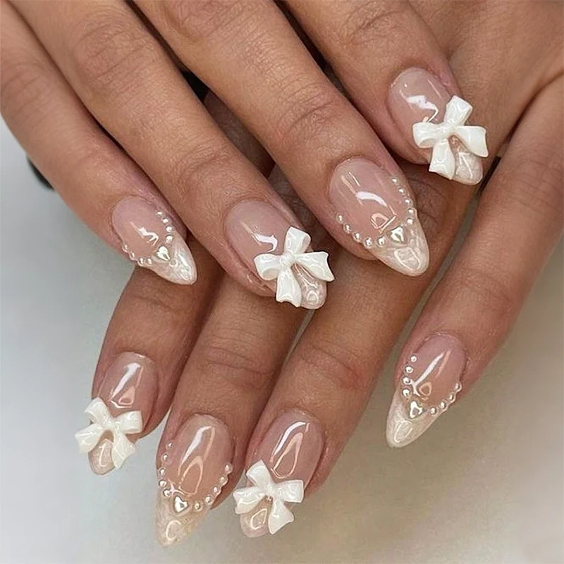 Kunstnagelset mit eleganten Schleifen und Perlen Brehn