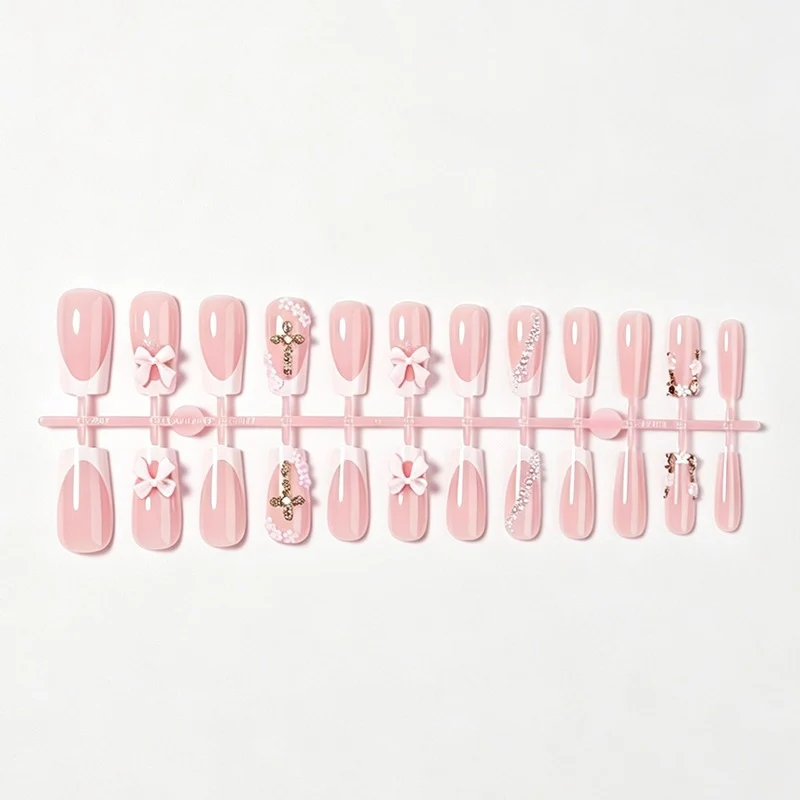 Kunstnagelset mit eleganten Schleifen- und Glitzerelementen Brehn