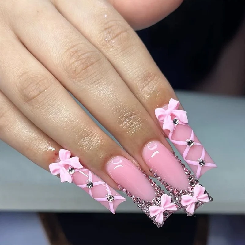 Kunstnagelset mit eleganten Schleifen- und Glitzerakzenten Brehn