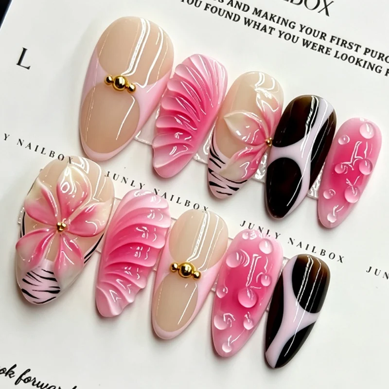 Kunstnagelset mit filigranen Blüten- und Glitzerakzenten Brehn
