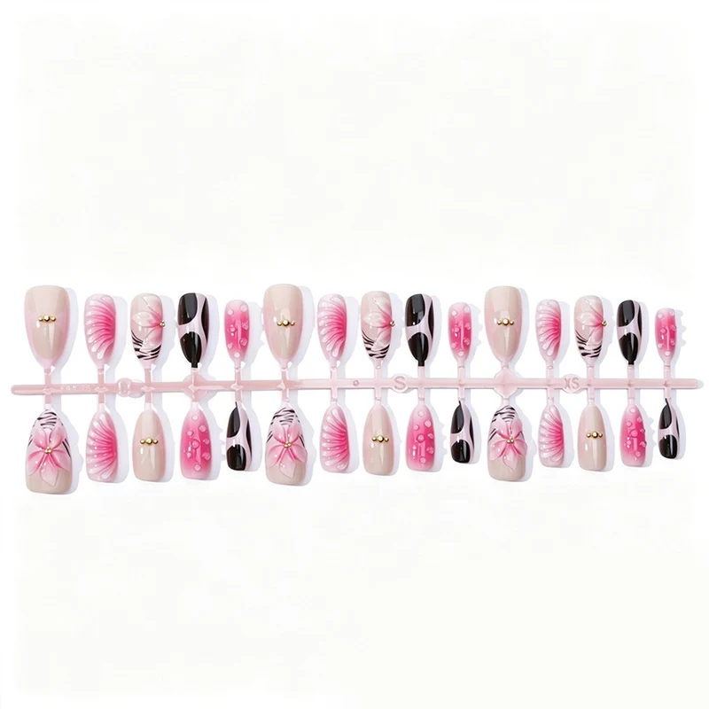 Kunstnagelset mit filigranen Blüten- und Glitzerakzenten Brehn