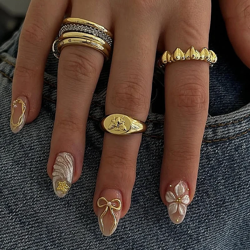 Kunstnagelset mit filigranen Blumen- und goldenen Akzenten Brehn