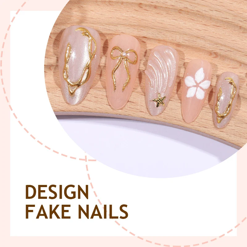 Kunstnagelset mit filigranen Blumen- und goldenen Akzenten Brehn