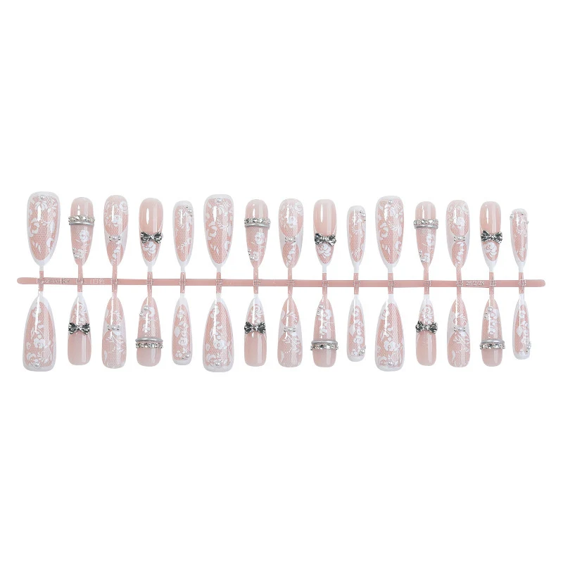 Kunstnagelset mit filigranen Akzenten und glamourösen Verzierungen Brehn