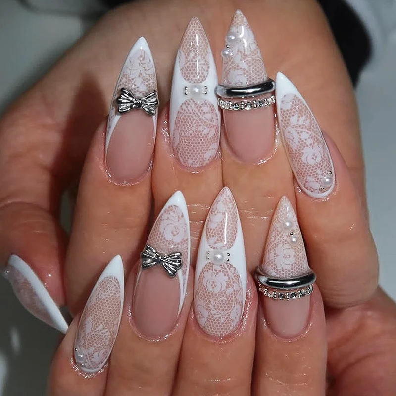 Kunstnagelset mit filigranen Akzenten und glamourösen Verzierungen Brehn