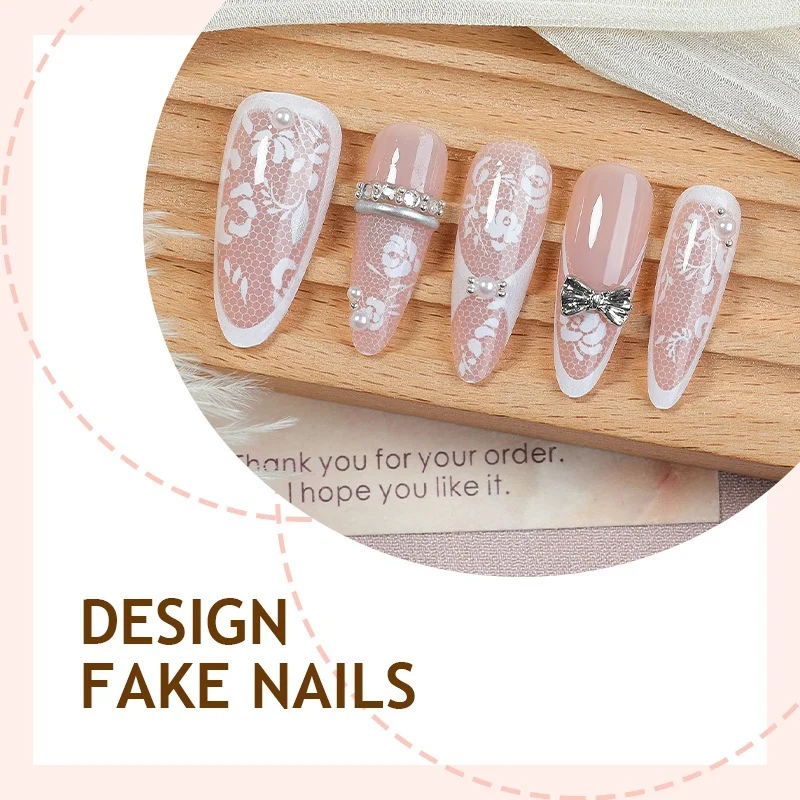 Kunstnagelset mit filigranen Akzenten und glamourösen Verzierungen Brehn