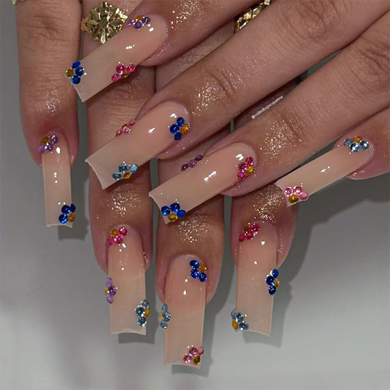 Kunstnagelset mit funkelnden Strassakzenten Brehn