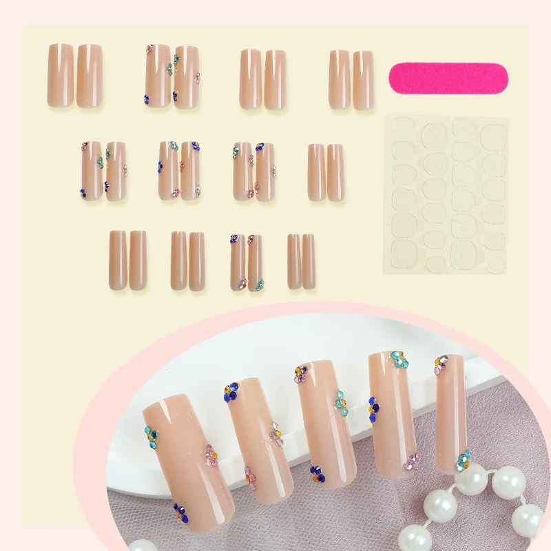 Kunstnagelset mit funkelnden Strassakzenten Brehn